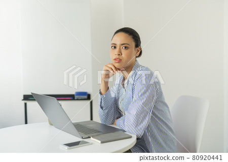 辦公室裡的兩個女人 辦公室裡的兩個女人 80920441