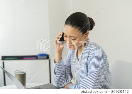 辦公室裡的兩個女人 80920442