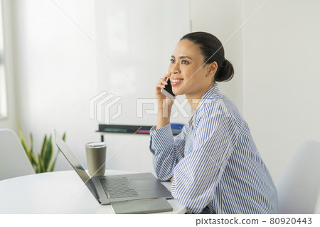 辦公室裡的兩個女人 80920443