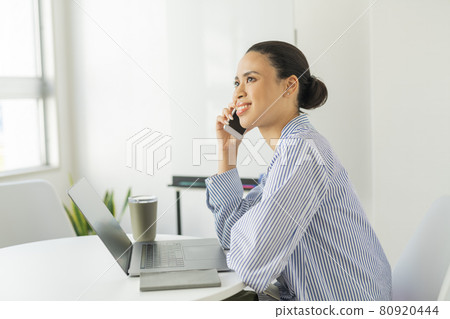 辦公室裡的兩個女人 80920444