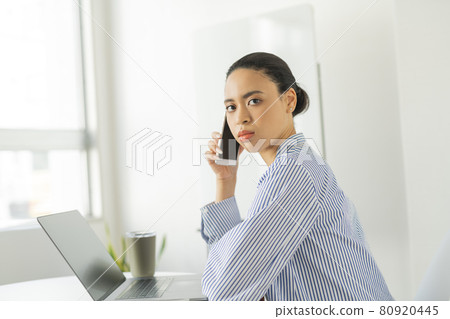 辦公室裡的兩個女人 80920445