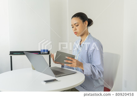 辦公室裡的兩個女人 辦公室裡的兩個女人 80920458