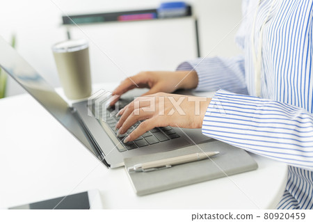 辦公室裡的兩個女人 80920459