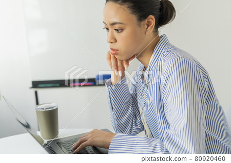 辦公室裡的兩個女人 80920460