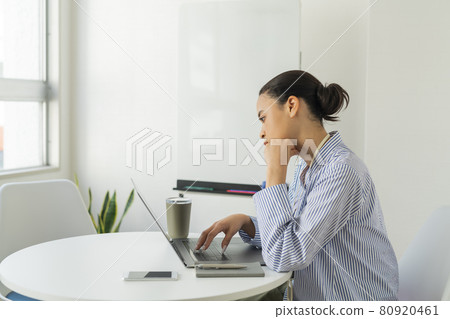 辦公室裡的兩個女人 辦公室裡的兩個女人 80920461