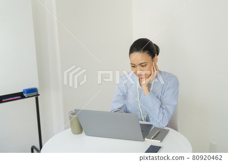 辦公室裡的兩個女人 80920462