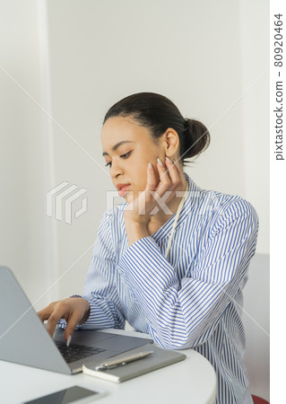 辦公室裡的兩個女人 80920464