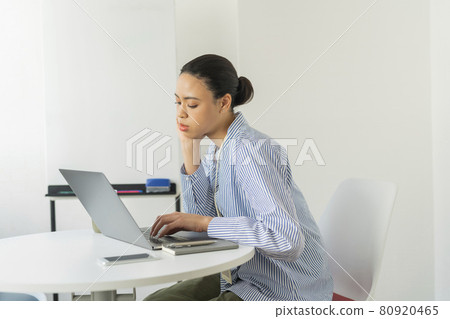 辦公室裡的兩個女人 辦公室裡的兩個女人 80920465