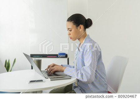 辦公室裡的兩個女人 80920467