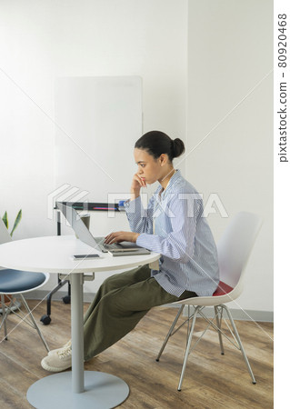 辦公室裡的兩個女人 80920468