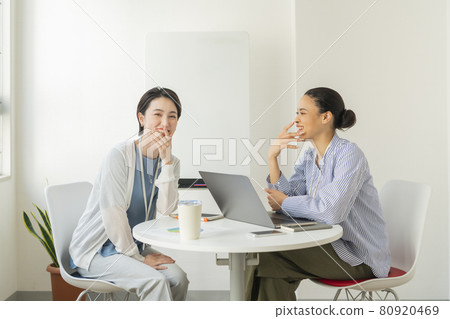 辦公室裡的兩個女人 辦公室裡的兩個女人 80920469