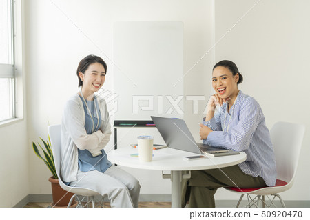 辦公室裡的兩個女人 80920470