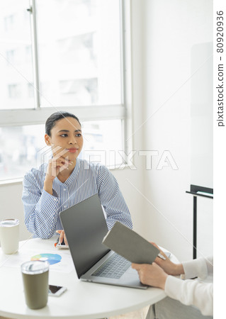 Two women having a meeting in the office 80920936