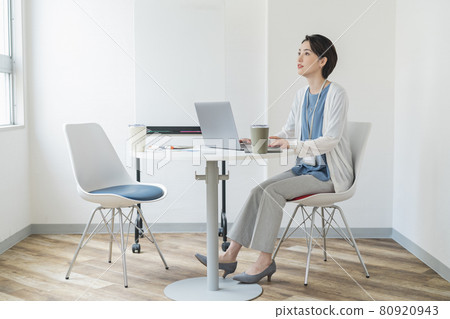 Woman working in the office Woman working in the office 80920943