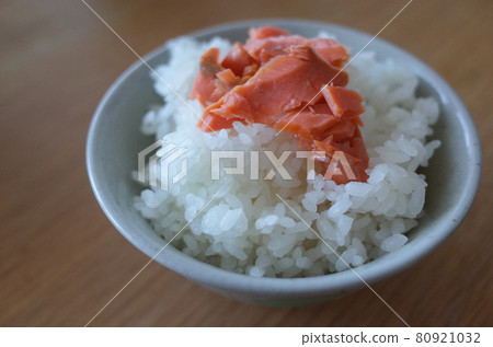 新鮮煮熟的米飯配鬆散的三文魚 新鮮煮熟的米飯配鬆散的三文魚 80921032