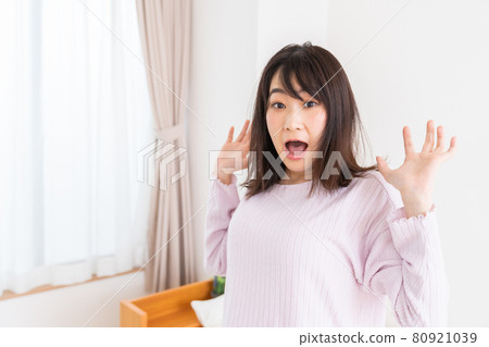 一個穿著睡衣的女人很驚訝 80921039