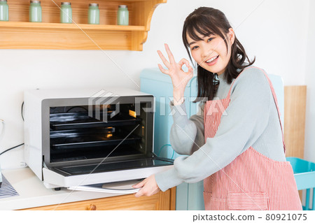 使用烤箱的婦女 80921075