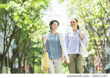 Two women walking in the city 80921381