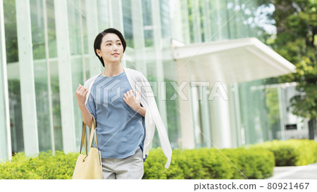 走在城市的成年婦女 走在城市的成年婦女 80921467