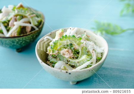 Bitter gourd and tuna salad 80921655