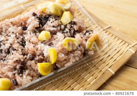 Chestnut red rice in a pack Chestnut red rice in a pack 80921678