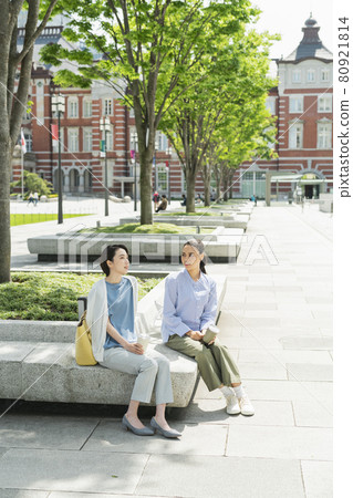 在戶外聊天的女人 80921814