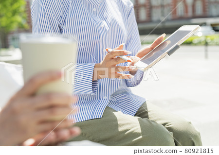 Hands of women using tablet devices 80921815