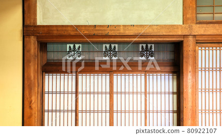 Kirimon lattice in the column of Kenninji Daishoin, Kyoto 80922107