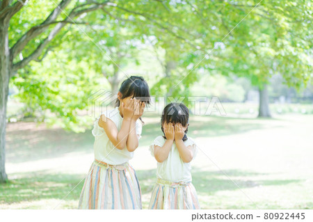 姐妹玩躲貓貓的照片 80922445