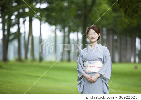 A woman in kimono shape 80922525