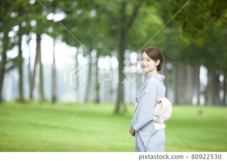和服形狀的女人 和服形狀的女人 80922530