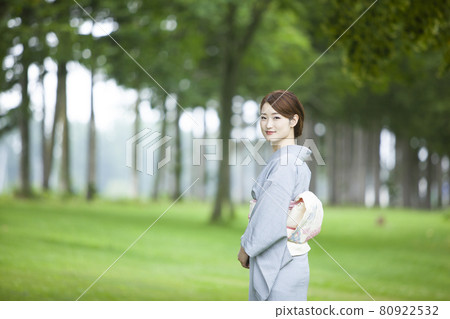 和服形狀的女人 和服形狀的女人 80922532