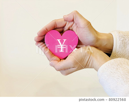 雙手包心的女手_帶字母的日元標記 80922568
