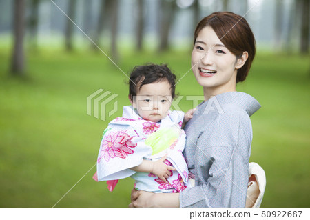 一個穿著和服抱著孩子的女人 一個穿著和服抱著孩子的女人 80922687