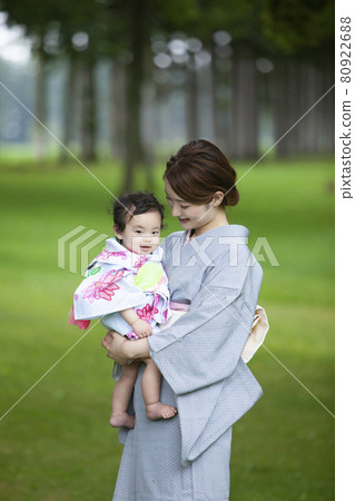 一個穿著和服抱著孩子的女人 一個穿著和服抱著孩子的女人 80922688