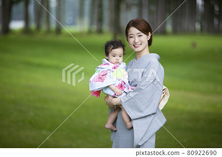 一個穿著和服抱著孩子的女人 一個穿著和服抱著孩子的女人 80922690