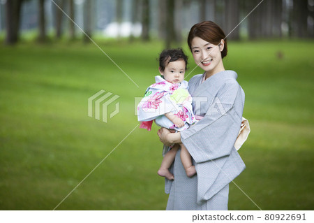 一個穿著和服抱著孩子的女人 一個穿著和服抱著孩子的女人 80922691