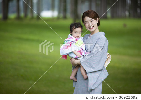 一個穿著和服抱著孩子的女人 一個穿著和服抱著孩子的女人 80922692