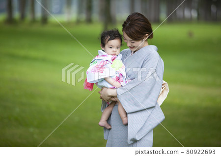 一個穿著和服抱著孩子的女人 一個穿著和服抱著孩子的女人 80922693