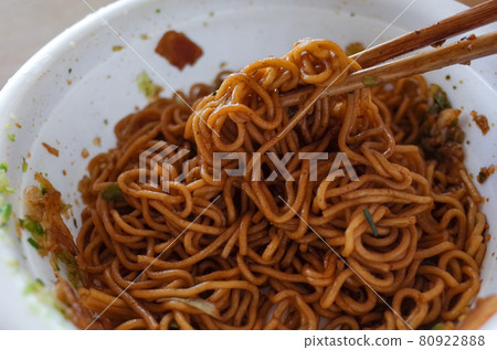 Yakisoba with cup noodles Yakisoba with cup noodles 80922888