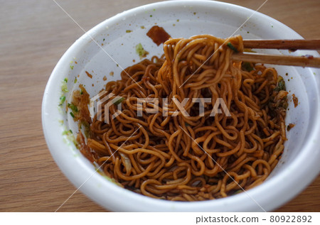 Yakisoba with cup noodles Yakisoba with cup noodles 80922892