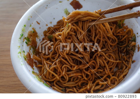 Yakisoba with cup noodles Yakisoba with cup noodles 80922893