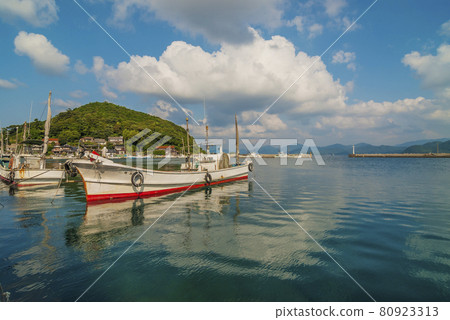 Aomijima fishing village fishing port fishing boat fishing boat port town beautiful sea blue sea transparency Aomijima fishing village fishing port fishing boat fishing boat port town beautiful sea blue sea transparency 80923313