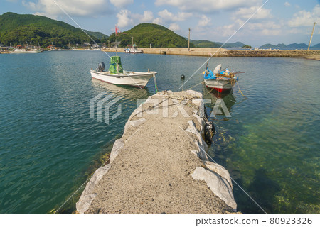 青海島，漁村，漁港，漁船，漁船，港口小鎮，美麗的大海，藍色的大海，透明度 80923326