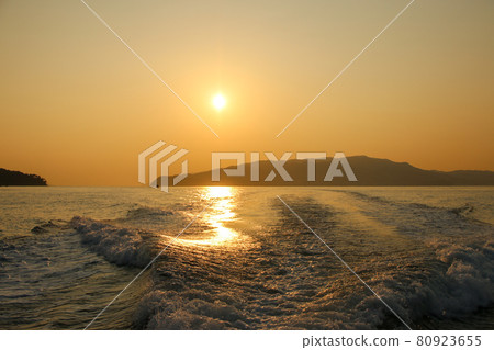 Sunset seen from the ship [Tomogashima, Wakayama Prefecture] 80923655