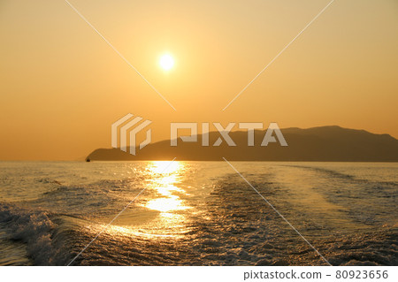 Sunset seen from the ship [Tomogashima, Wakayama Prefecture] 80923656