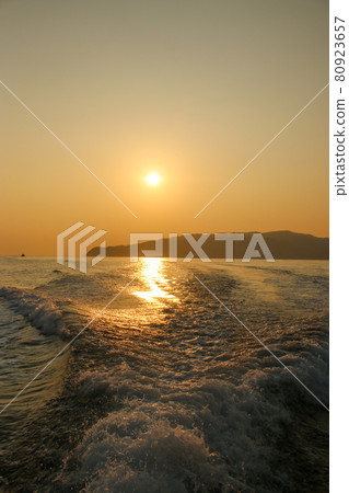 Sunset seen from the ship [Tomogashima, Wakayama Prefecture] 80923657