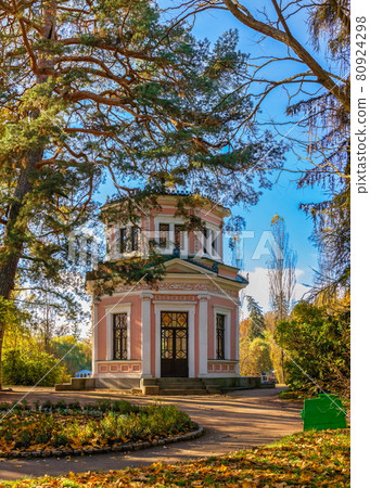 Pavilion on the island in the Sofiyivsky arboretum. Uman, Ukraine 80924298