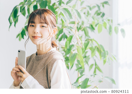 使用智能手機的一個少婦 80924311