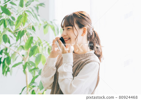 打電話的少婦 80924468